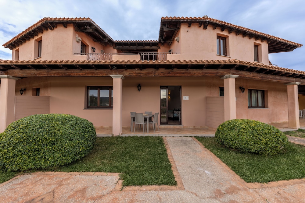 Residence Baia dei Mirti — Hotel building in Aglientu, Sardinia