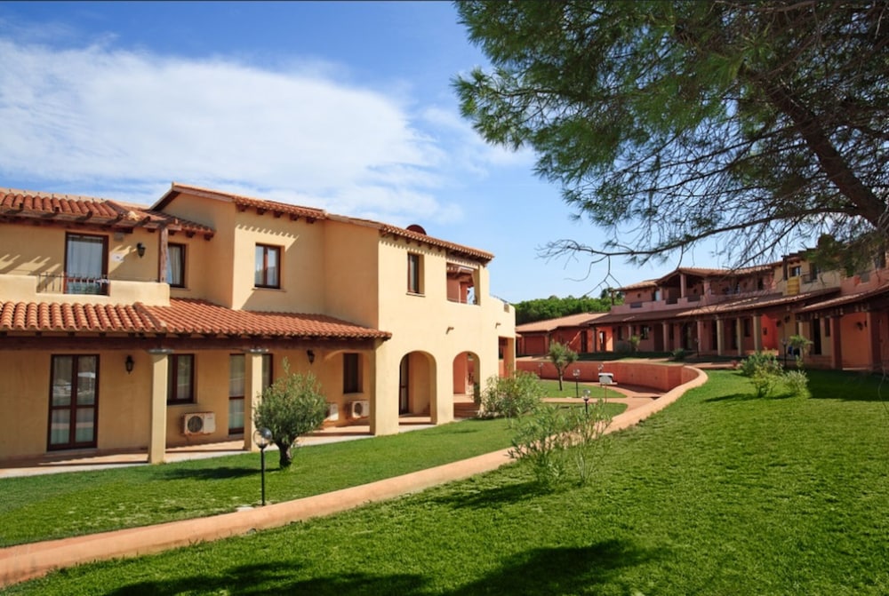 Residence Baia dei Mirti — Hotel building in Aglientu, Sardinia