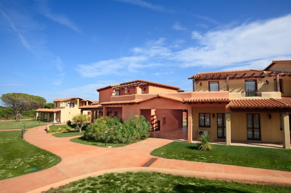 Residence Baia dei Mirti — Hotel building in Aglientu, Sardinia