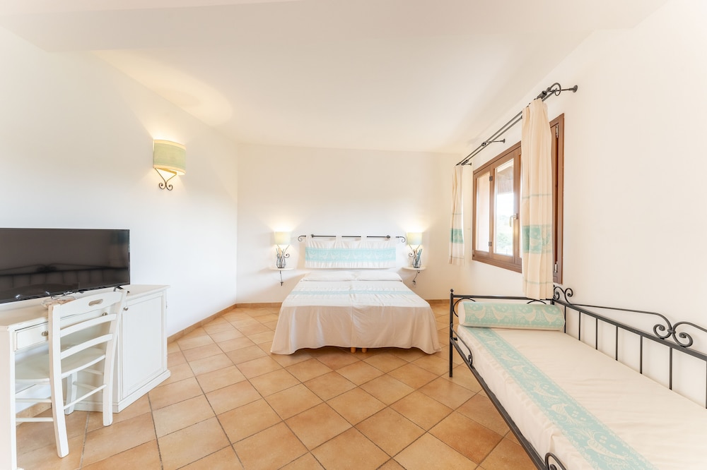 Residence Baia dei Mirti — Hotel rooms in Aglientu, Sardinia