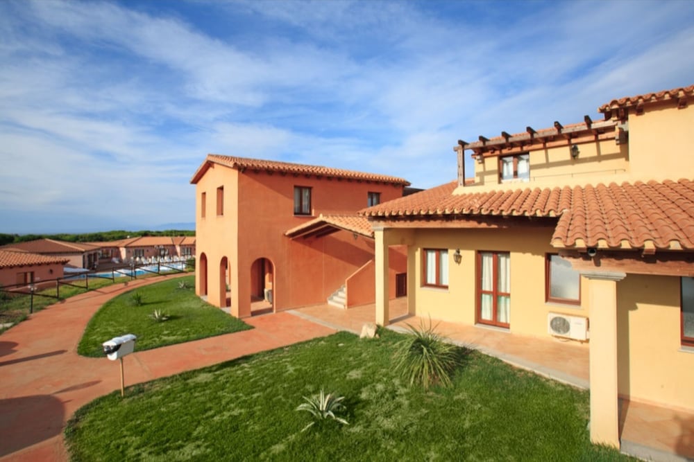 Residence Baia dei Mirti — Hotel building in Aglientu, Sardinia