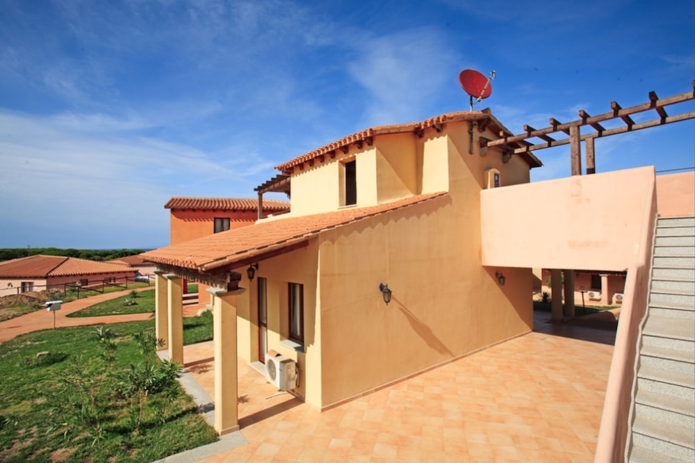 Residence Baia dei Mirti — Hotel building in Aglientu, Sardinia