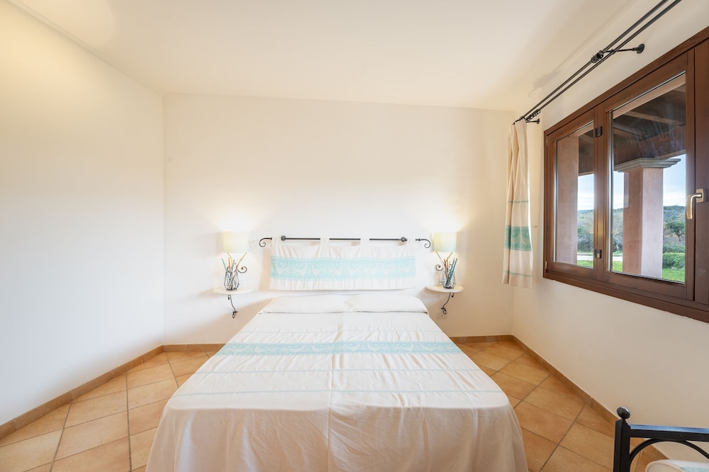 Residence Baia dei Mirti — Hotel rooms in Aglientu, Sardinia