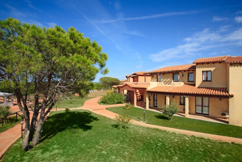Residence Baia dei Mirti — Hotel building in Aglientu, Sardinia