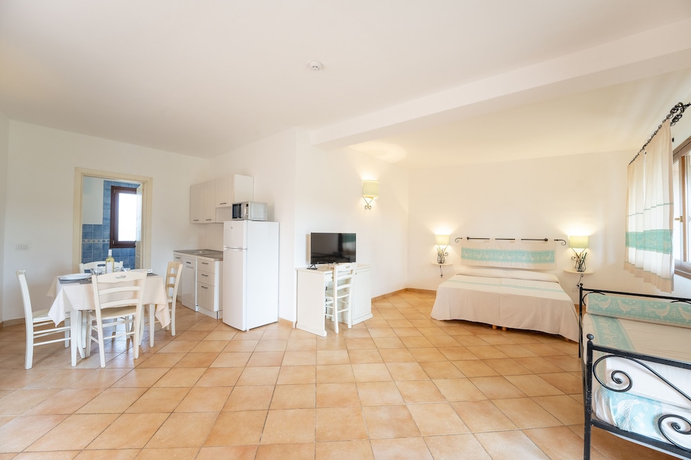 Residence Baia dei Mirti — Hotel rooms in Aglientu, Sardinia