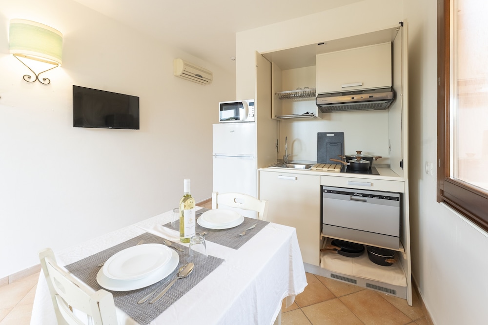 Residence Baia dei Mirti — Hotel rooms in Aglientu, Sardinia