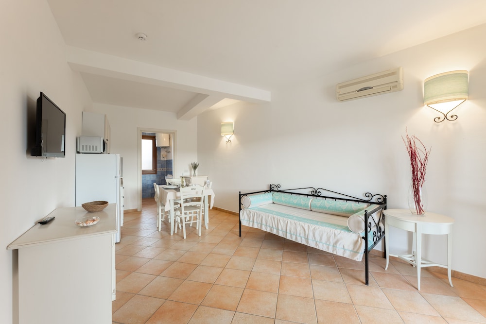 Residence Baia dei Mirti — Hotel rooms in Aglientu, Sardinia
