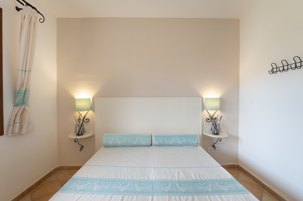 Residence Baia dei Mirti — Hotel rooms in Aglientu, Sardinia