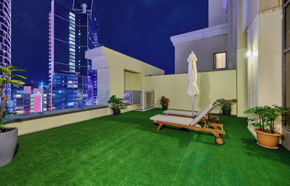 Ramada Hotel and Suites by Wyndham Dubai JBR — Hotel building in Dubai