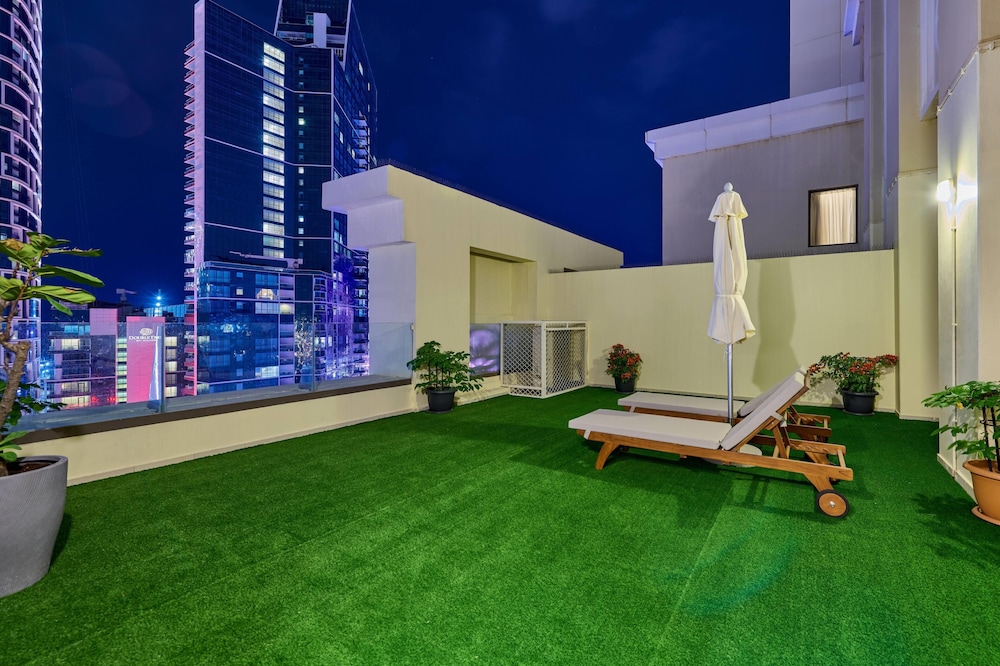 Ramada Hotel and Suites by Wyndham Dubai JBR — Hotel building in Dubai