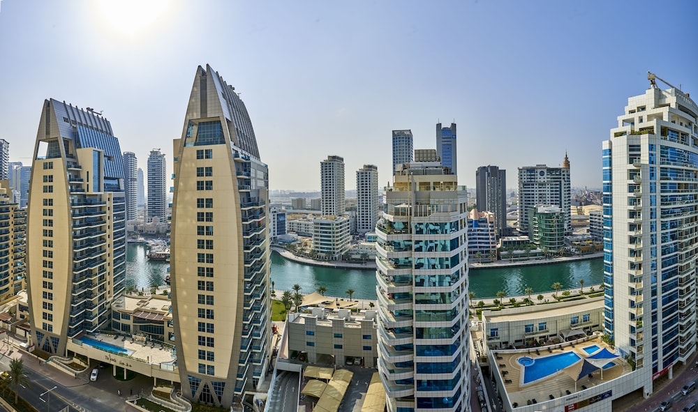 Ramada Hotel and Suites by Wyndham Dubai JBR — Hotel building in Dubai