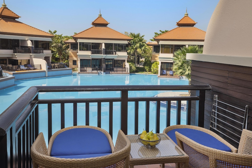 Anantara The Palm Dubai Resort — Swimming pool in Dubai