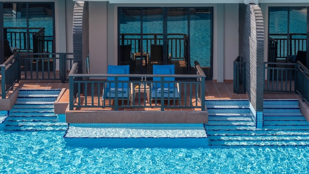 Anantara The Palm Dubai Resort — Swimming pool in Dubai