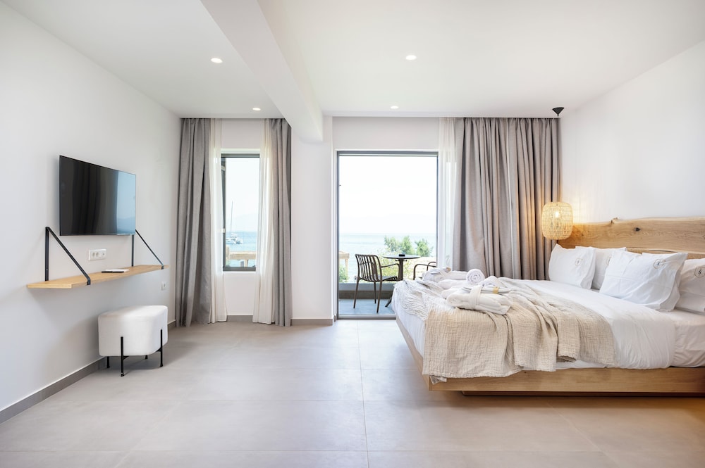 Sagredo Beachfront Retreat & Spa by E-GEO — Hotel rooms in Psalidi, South Aegean