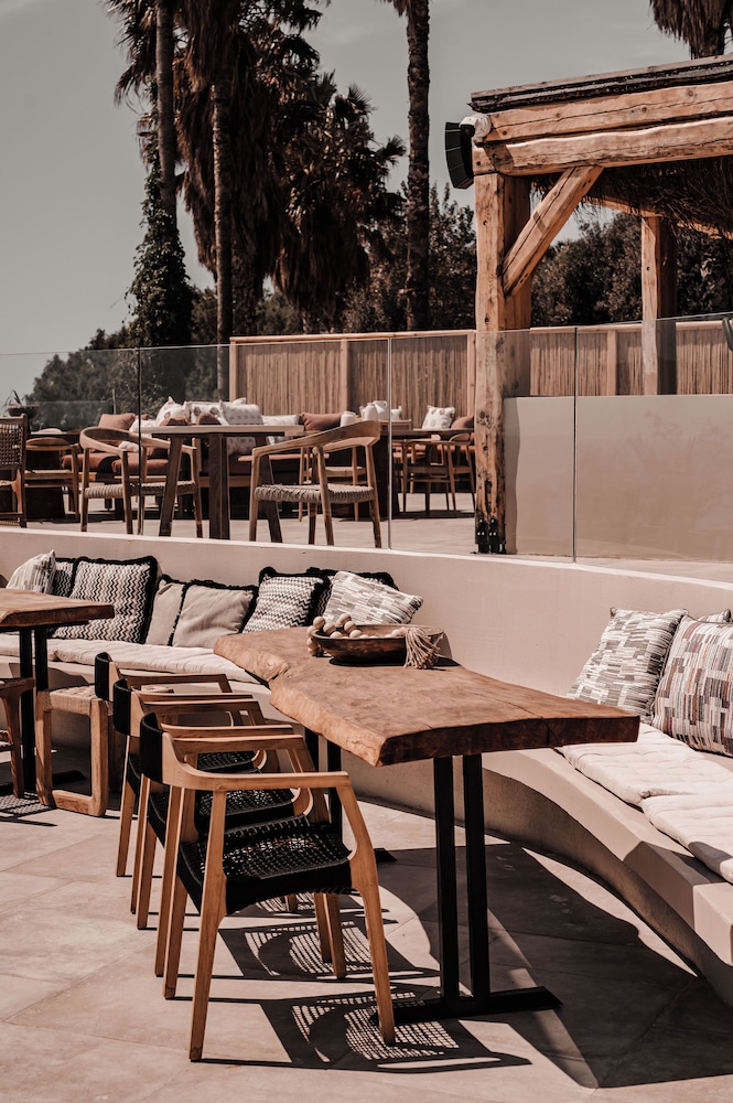 Sagredo Beachfront Retreat & Spa by E-GEO — Restaurant & bars in Psalidi, South Aegean
