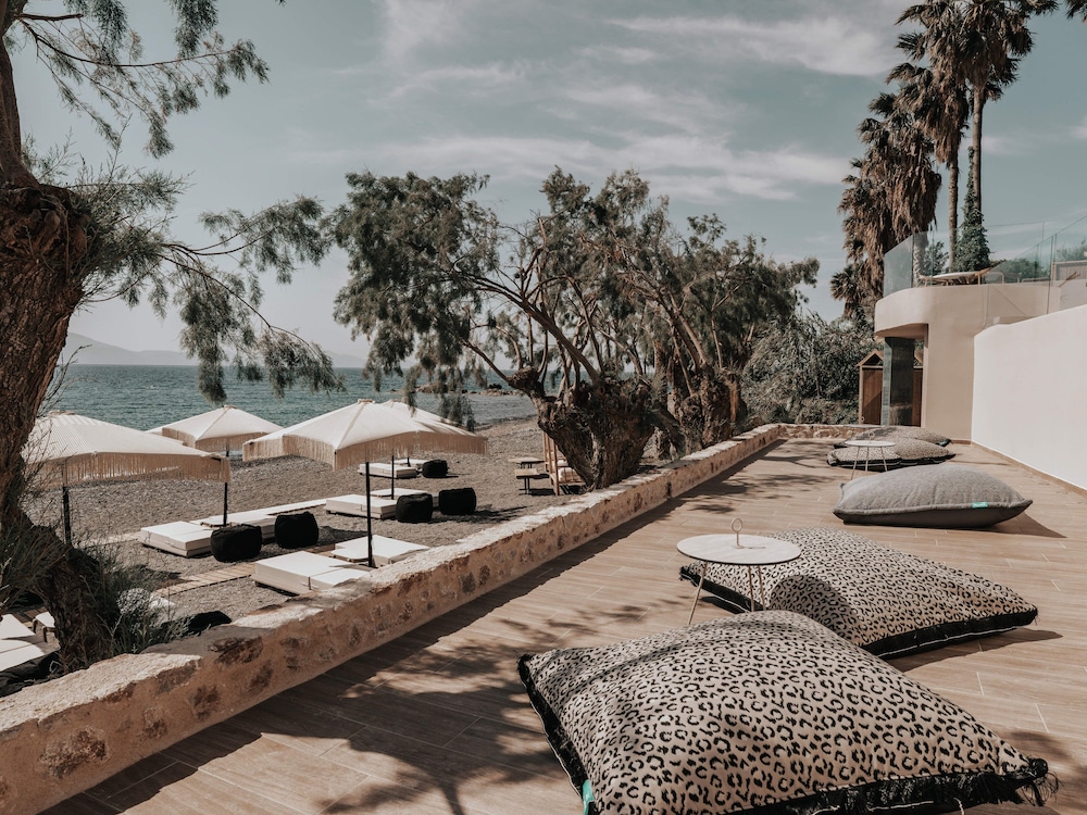 Sagredo Beachfront Retreat & Spa by E-GEO — Beach in Psalidi, South Aegean