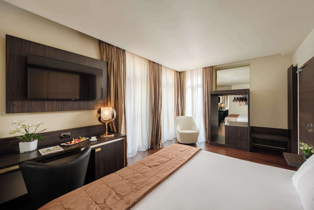 The Square Milano Duomo - Preferred Hotels & Resorts — Hotel rooms in Milan, Lombardy