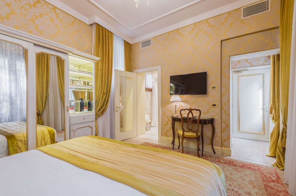 Hotel Ai Cavalieri di Venezia — Hotel rooms in Venice, Veneto
