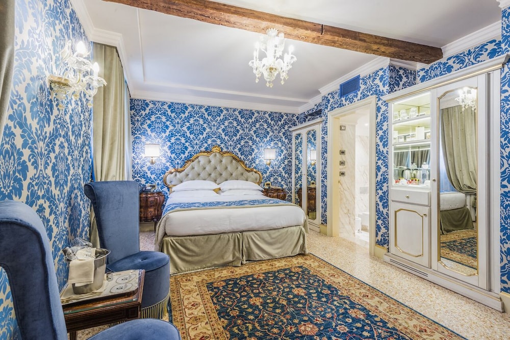 Hotel Ai Cavalieri di Venezia — Hotel rooms in Venice, Veneto