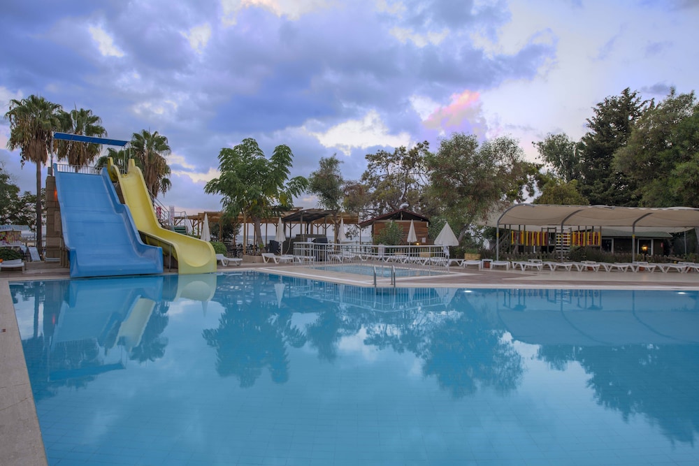 Armas Green Fugla Beach - All Inclusive — Swimming pool in Alanya