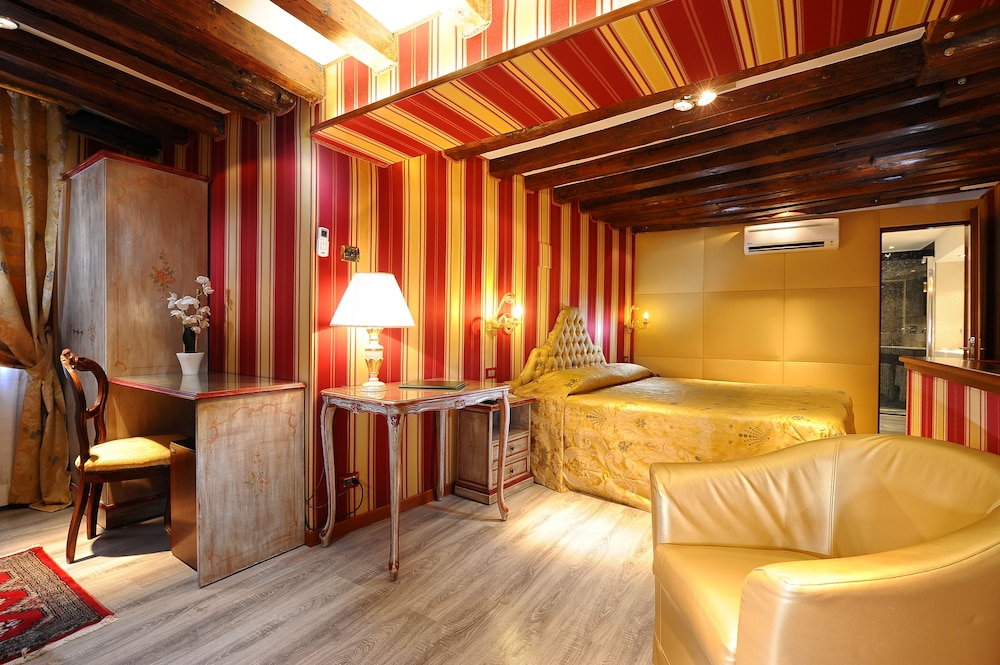 Hotel Ca Marinella — Hotel rooms in Venice, Veneto