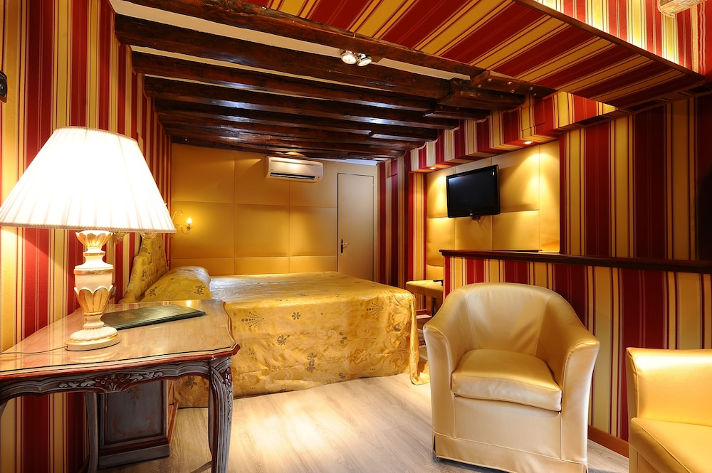 Hotel Ca Marinella — Hotel rooms in Venice, Veneto