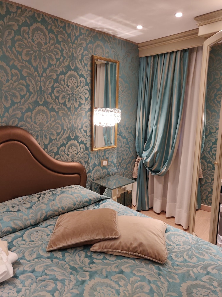 Hotel Ca Marinella — Hotel rooms in Venice, Veneto