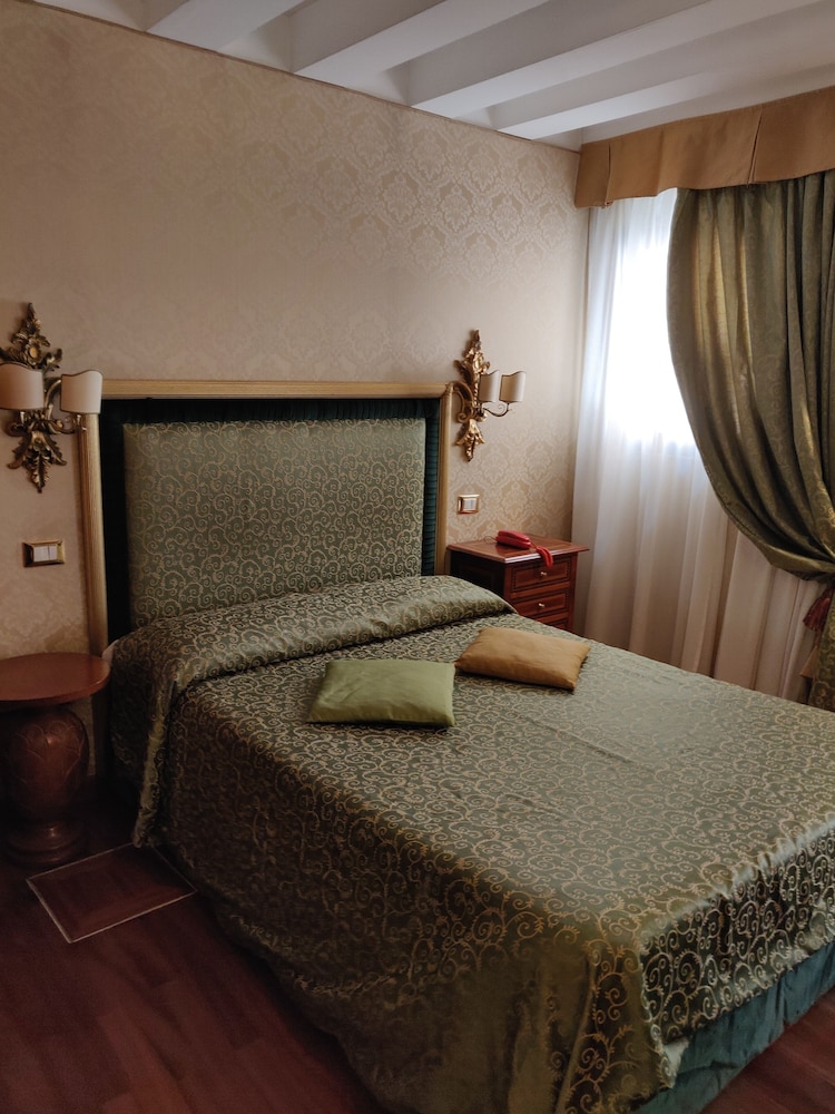 Hotel Ca Marinella — Hotel rooms in Venice, Veneto