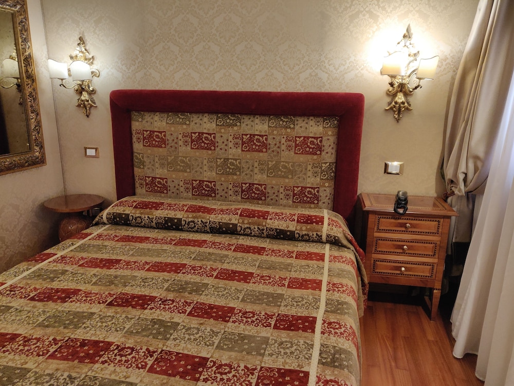 Hotel Ca Marinella — Hotel rooms in Venice, Veneto