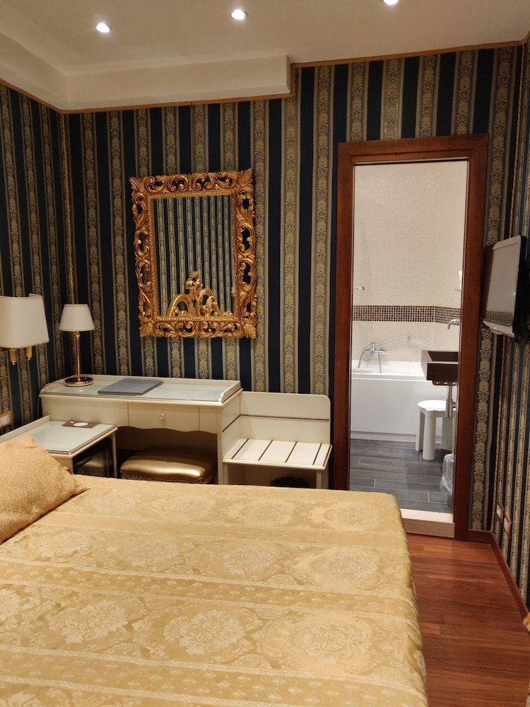 Hotel Ca Marinella — Hotel rooms in Venice, Veneto