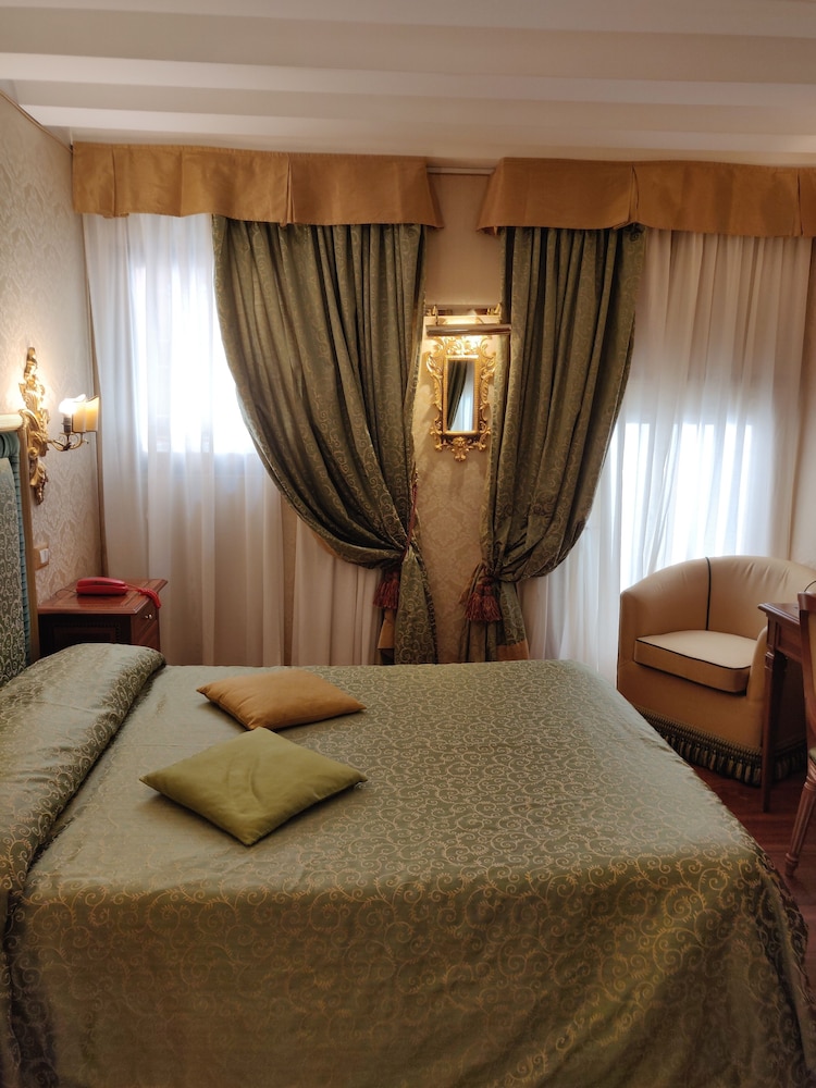 Hotel Ca Marinella — Hotel rooms in Venice, Veneto