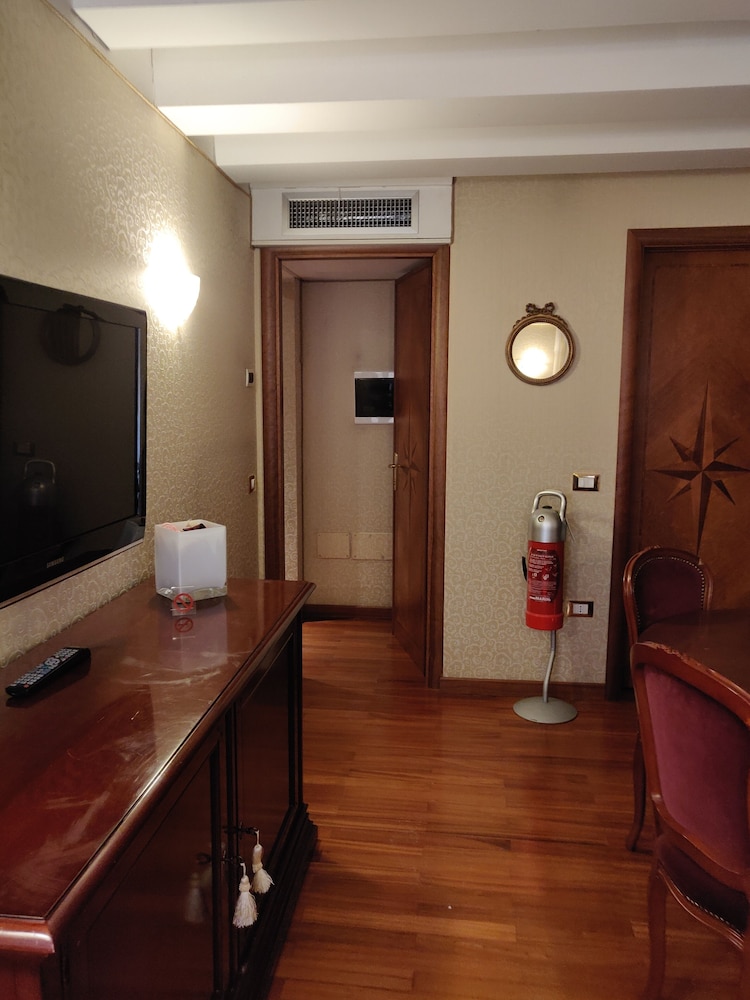 Hotel Ca Marinella — Hotel rooms in Venice, Veneto