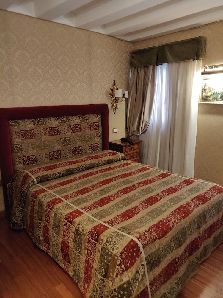 Hotel Ca Marinella — Hotel rooms in Venice, Veneto