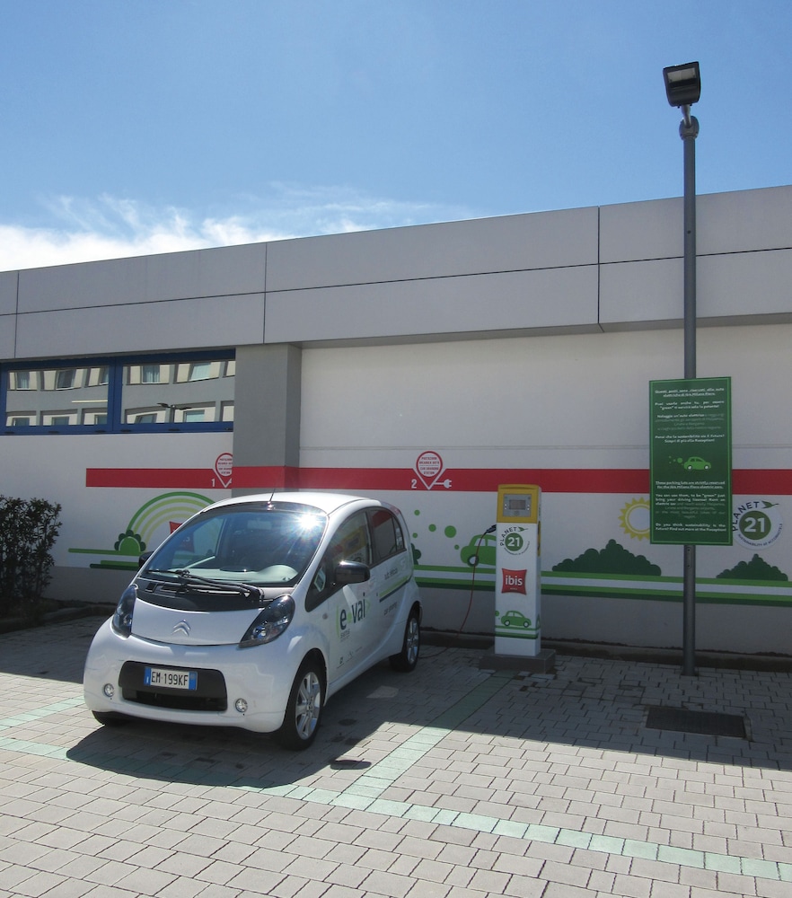 Ibis Milano Fiera — Hotel building in Lainate, Lombardy