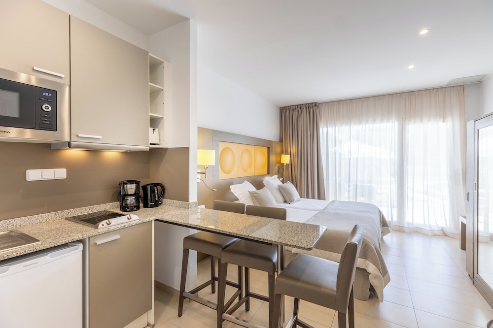 Hoposa Apartamentos Montelin — Hotel rooms in Puerto Pollensa, Balearic Islands