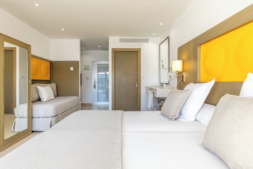 Hoposa Apartamentos Montelin — Hotel rooms in Puerto Pollensa, Balearic Islands