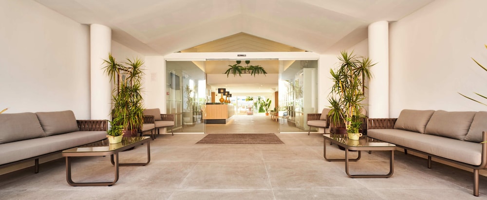Hoposa Apartamentos Montelin — Hotel building in Puerto Pollensa, Balearic Islands