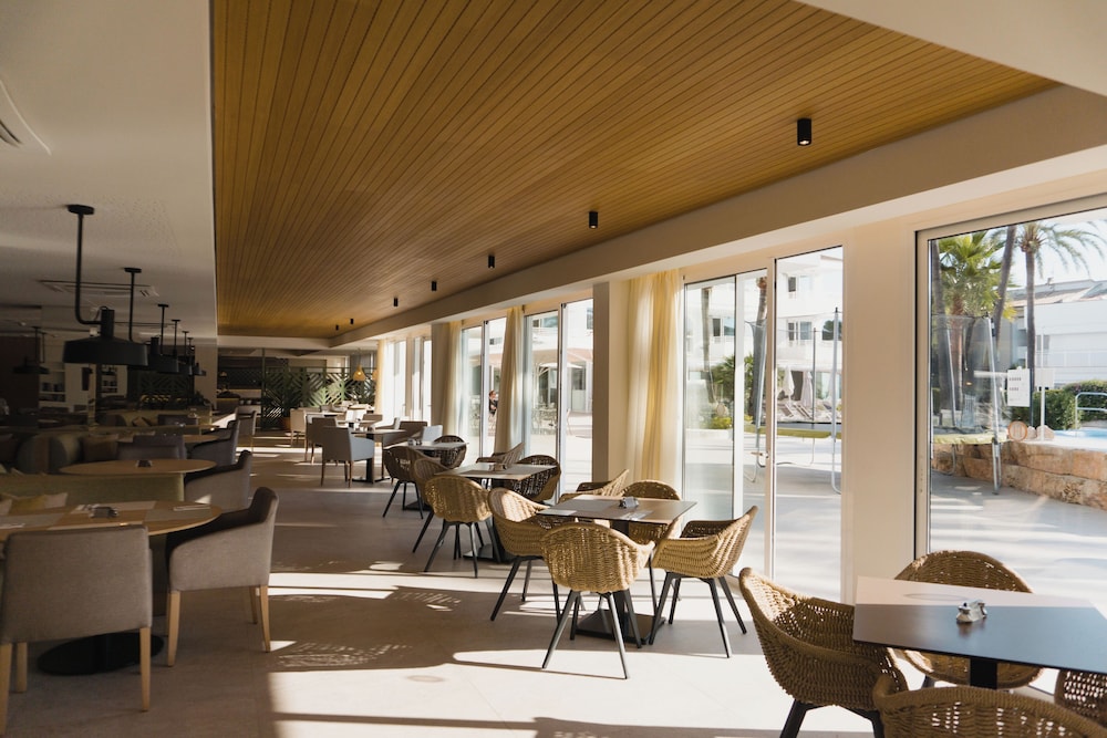 Hoposa Apartamentos Montelin — Restaurant & bars in Puerto Pollensa, Balearic Islands