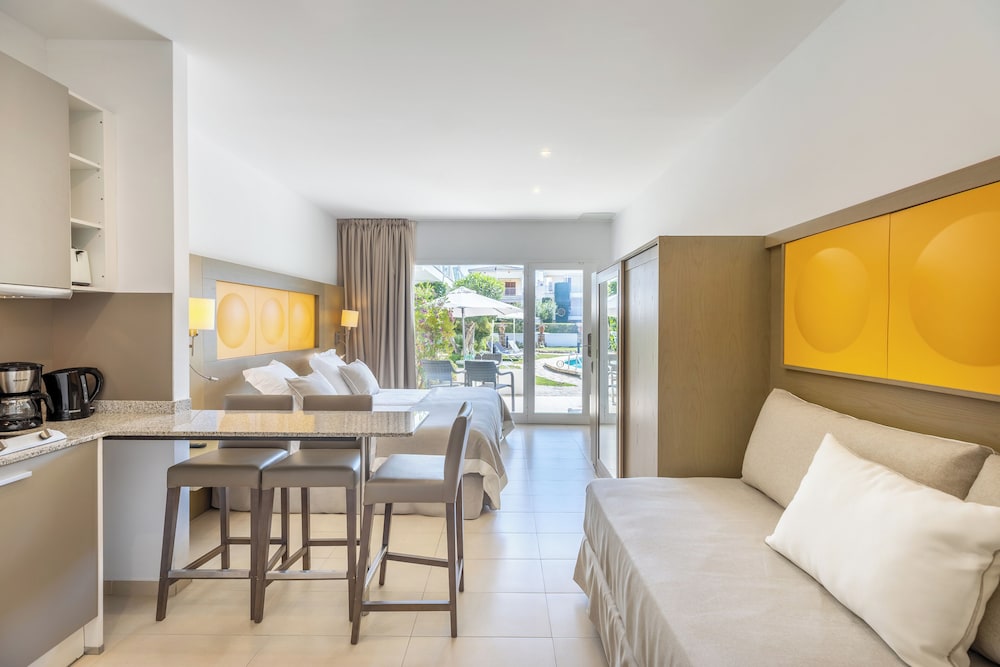 Hoposa Apartamentos Montelin — Hotel rooms in Puerto Pollensa, Balearic Islands