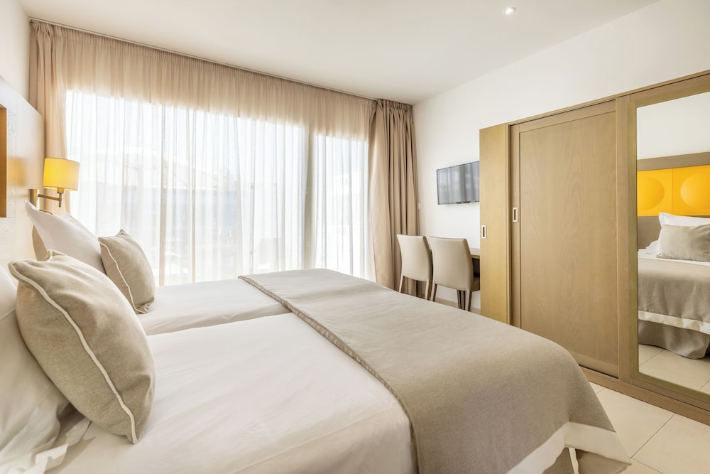 Hoposa Apartamentos Montelin — Hotel rooms in Puerto Pollensa, Balearic Islands
