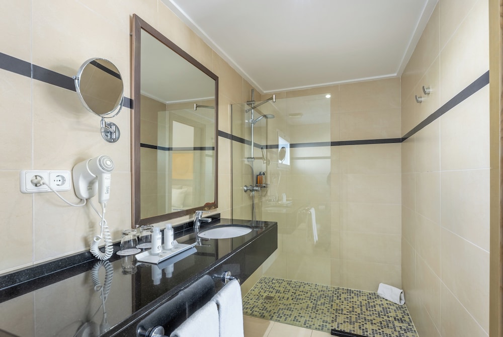 Hoposa Apartamentos Montelin — Hotel rooms in Puerto Pollensa, Balearic Islands