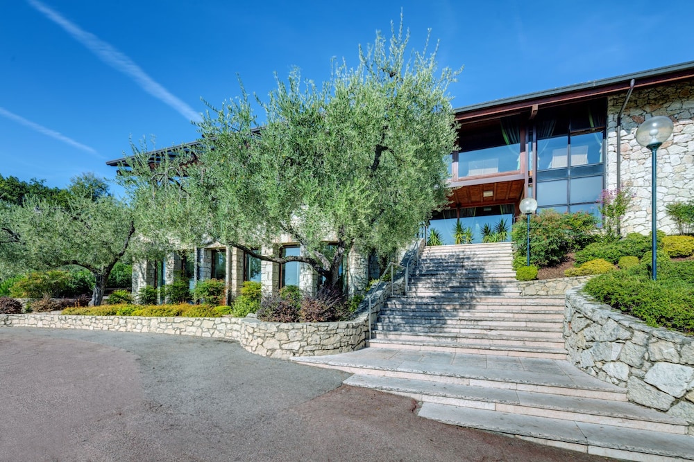 Poiano Garda Resort Hotel — Hotel building in Garda, Veneto