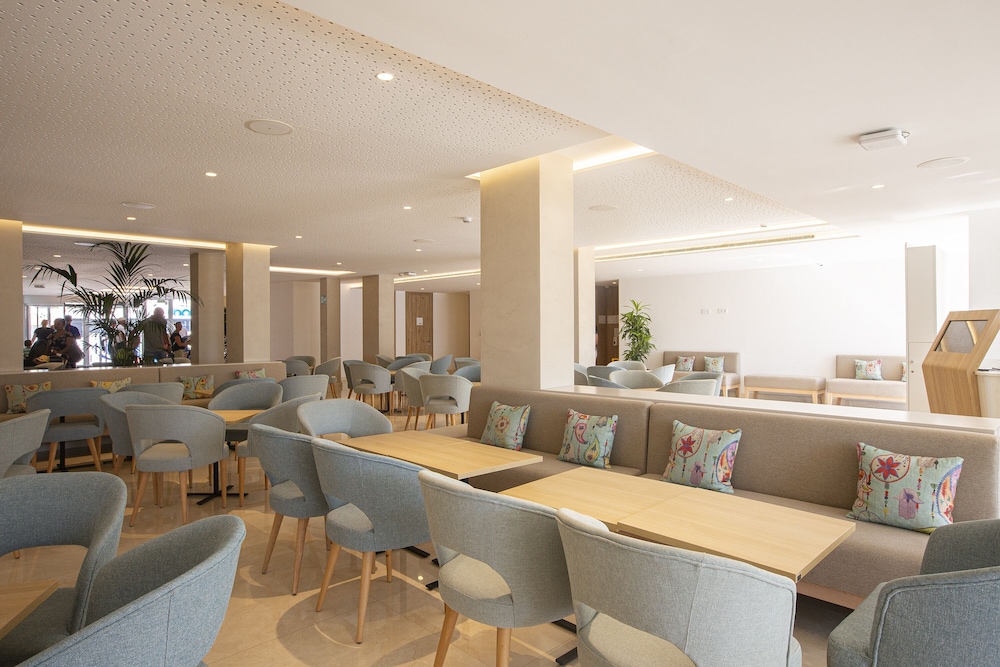 Hipotels Mediterraneo Club — Restaurant & bars in Sa Coma, Balearic Islands