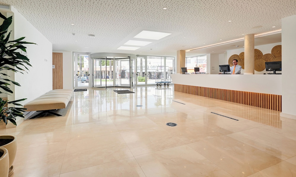Hipotels Mediterraneo Club — Hotel building in Sa Coma, Balearic Islands