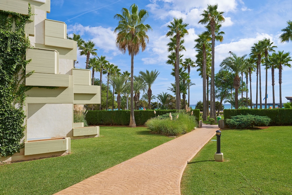 Hipotels Mediterraneo Club — Hotel building in Sa Coma, Balearic Islands