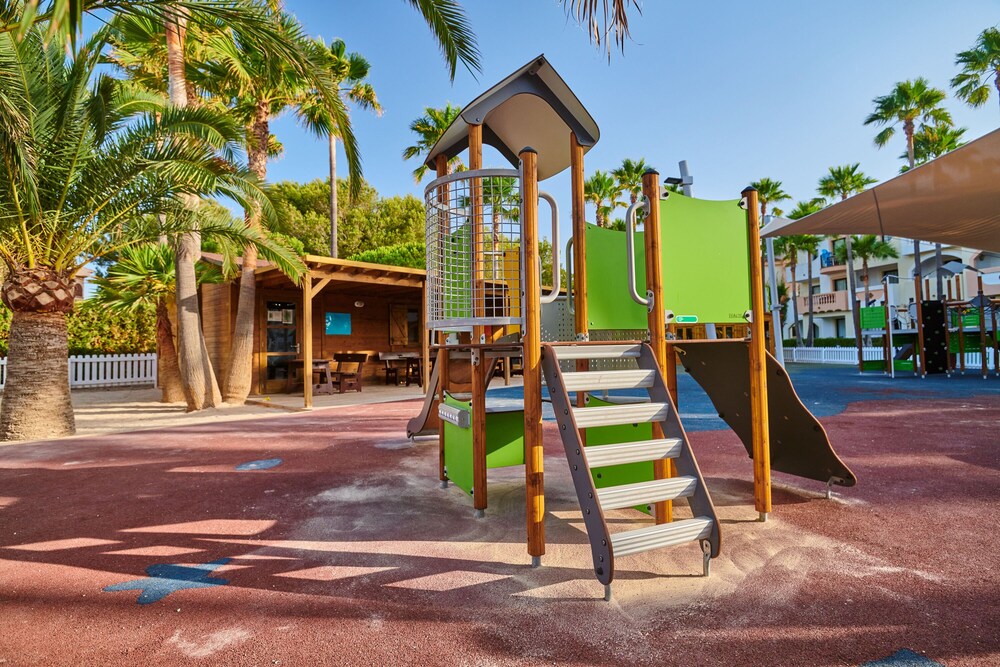 Hipotels Mediterraneo Club — Attractions for children in Sa Coma, Balearic Islands