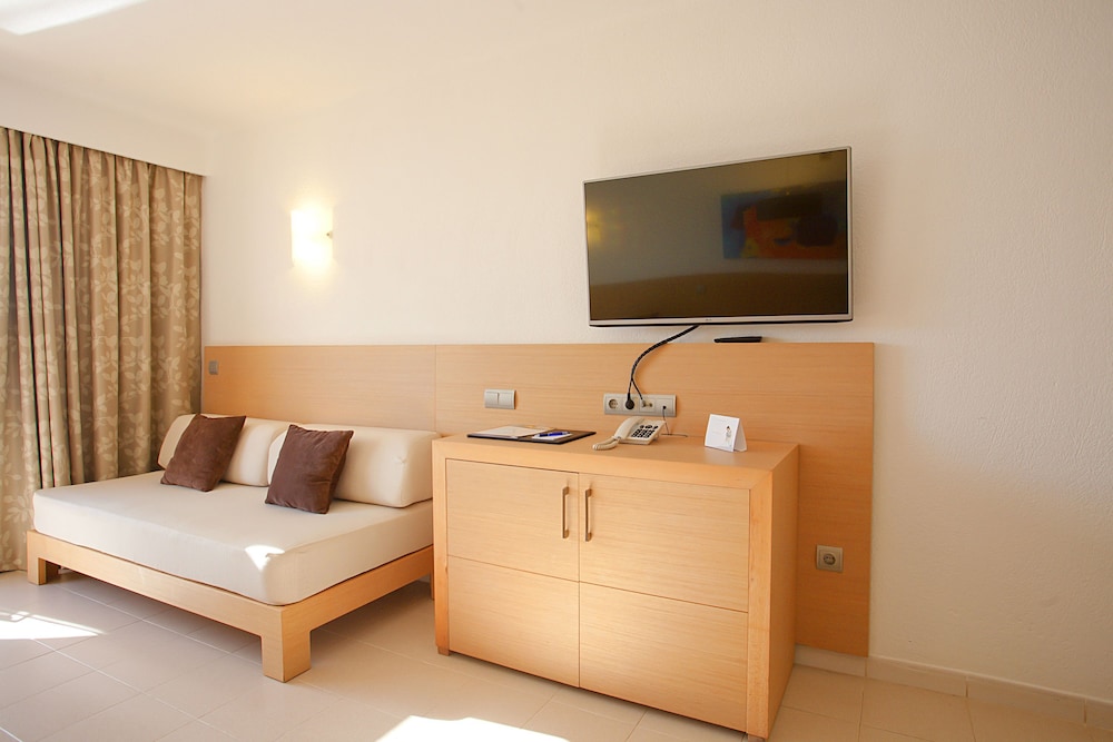 Hipotels Mediterraneo Club — Hotel rooms in Sa Coma, Balearic Islands