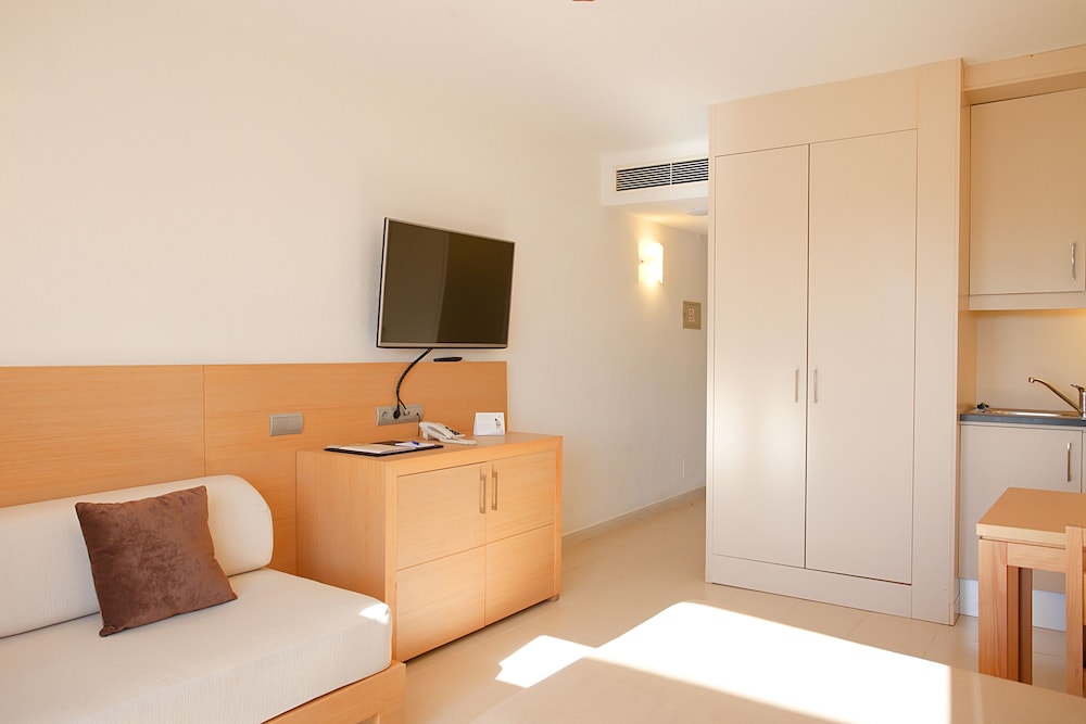 Hipotels Mediterraneo Club — Hotel rooms in Sa Coma, Balearic Islands