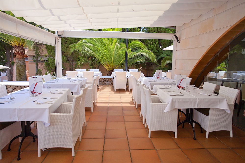 Hipotels Mediterraneo Club — Restaurant & bars in Sa Coma, Balearic Islands