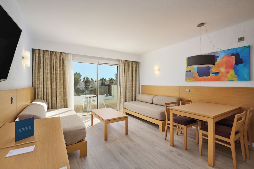 Hipotels Mediterraneo Club — Hotel rooms in Sa Coma, Balearic Islands